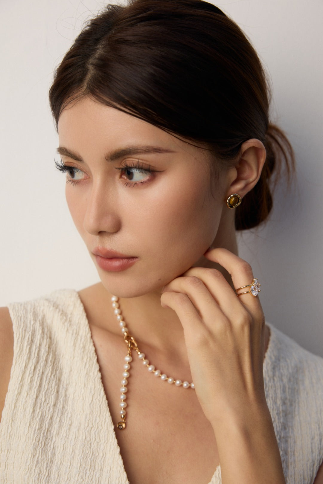 S925 Silver Cubic Zirconia Ring Vintage Gold Platinum Finish worn by a model with pearl necklace and earrings.