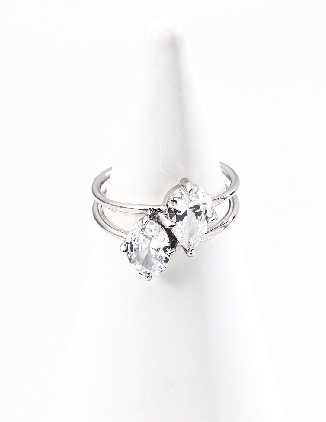S925 Silver Cubic Zirconia Ring Vintage Gold Platinum Finish displayed on a ring stand, featuring sparkling gems.