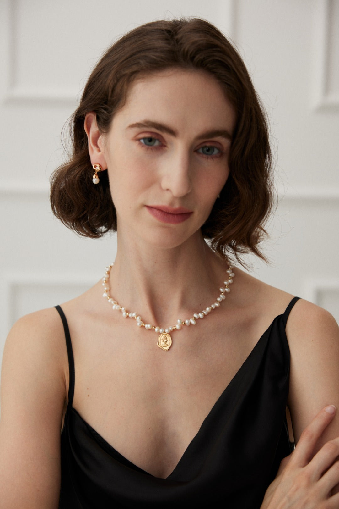 Baroque Pearl Queen Pendant Necklace, S925 silver baroque pearl necklace, irregular pearl necklace, queen’s signet design jewelry, statement pearl necklace, artisanal silver pearl jewelry