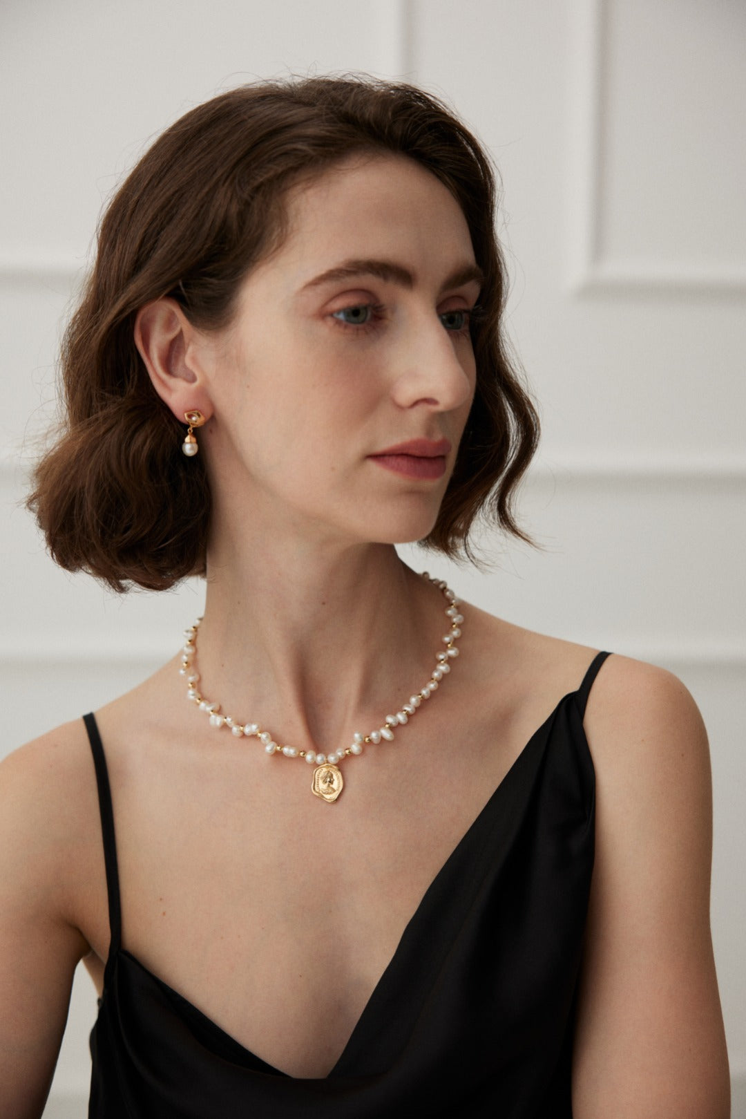 Baroque Pearl Queen Pendant Necklace, S925 silver baroque pearl necklace, irregular pearl necklace, queen’s signet design jewelry, statement pearl necklace, artisanal silver pearl jewelry