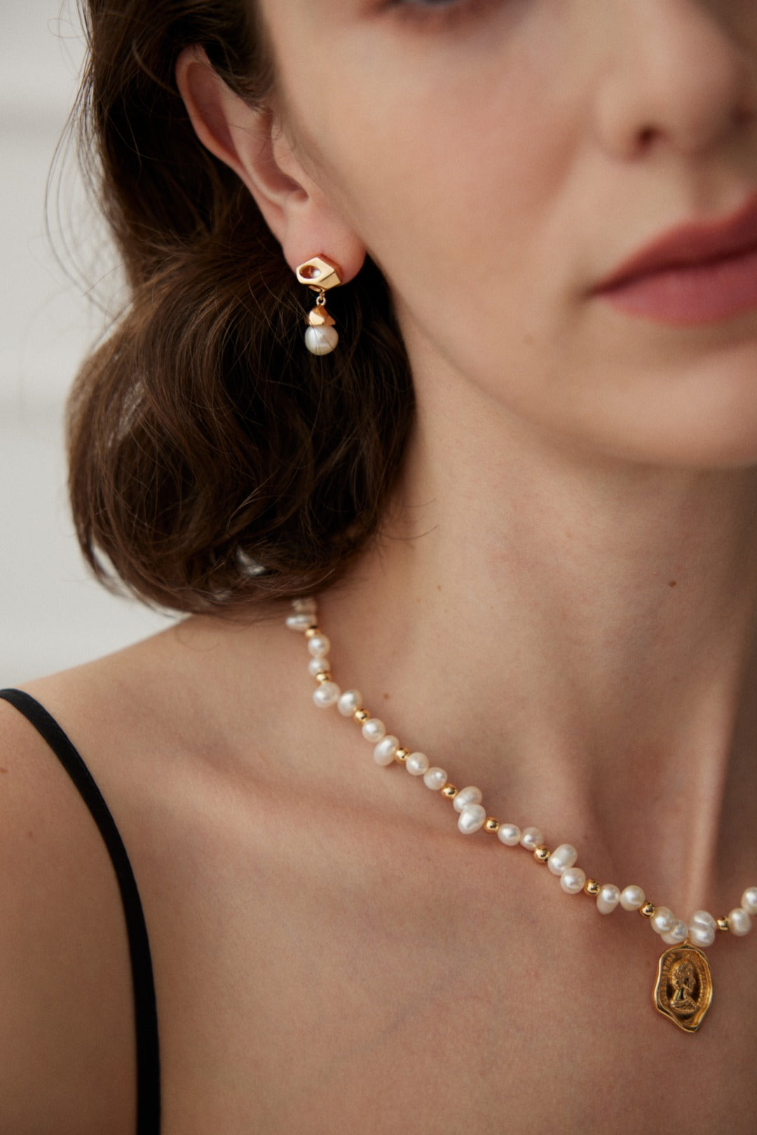 Baroque Pearl Queen Pendant Necklace, S925 silver baroque pearl necklace, irregular pearl necklace, queen’s signet design jewelry, statement pearl necklace, artisanal silver pearl jewelry