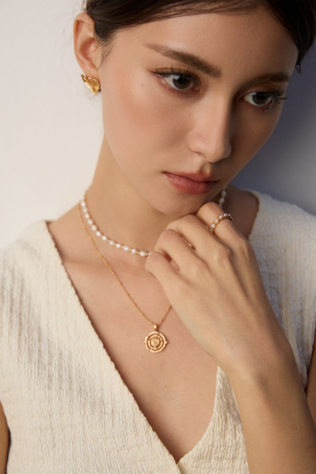 pearl choker necklace, S925 silver pearl choker, versatile layered necklace, vintage gold pearl necklace, minimalist pearl jewelry, classic pearl choker design