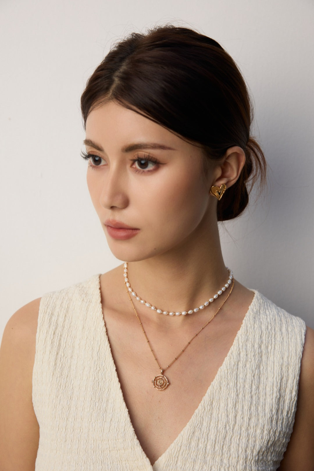 pearl choker necklace, S925 silver pearl choker, versatile layered necklace, vintage gold pearl necklace, minimalist pearl jewelry, classic pearl choker design