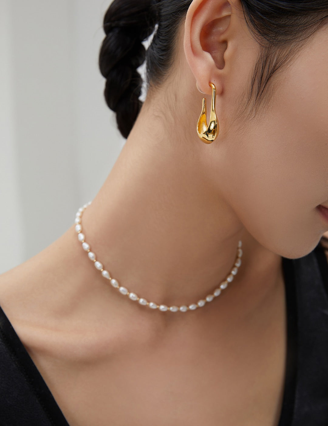 pearl choker necklace, S925 silver pearl choker, versatile layered necklace, vintage gold pearl necklace, minimalist pearl jewelry, classic pearl choker design