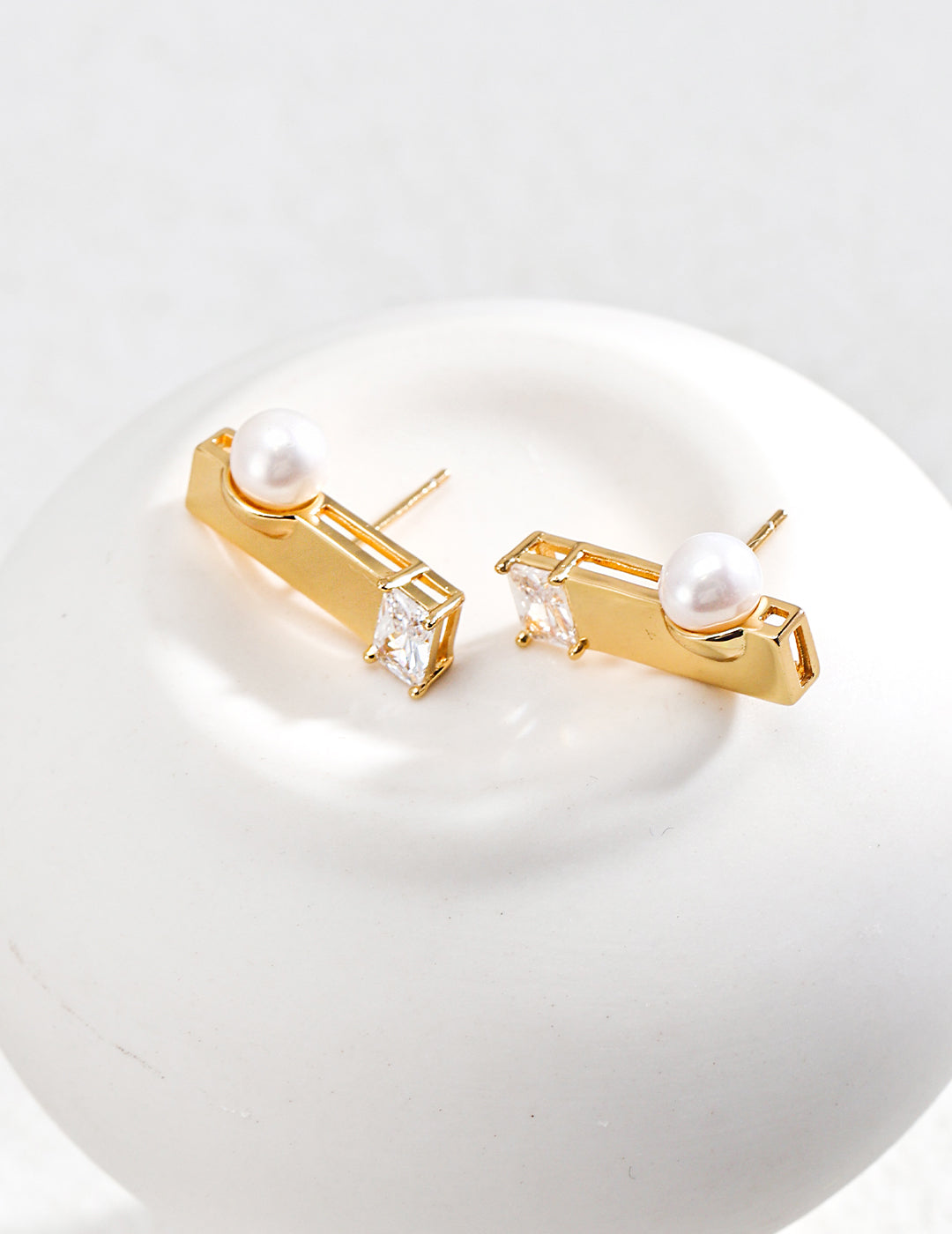 natural pearl & zircon earrings, minimalist pearl zircon earrings, S925 silver pearl earrings, natural pearl zircon jewelry, elegant minimalist earrings, hypoallergenic gemstone earrings, everyday elegant earrings