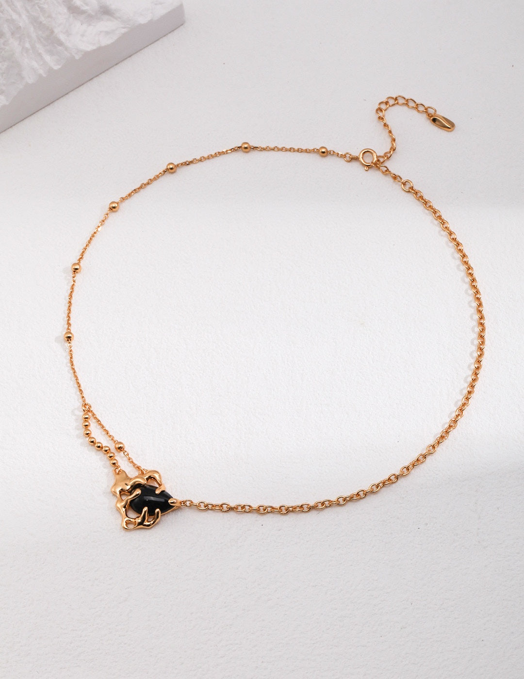 black onyx fluid necklace, black onyx fluid necklace, S925 silver gemstone necklace, natural flow necklace, modern onyx jewelry, artistic necklace design, minimalist gemstone necklace, everyday gemstone jewelry, S925 black onyx necklace, fluid design gemstone necklace, natural flow jewelry
