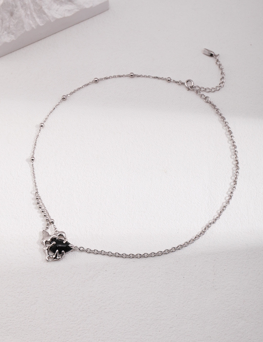 black onyx fluid necklace, black onyx fluid necklace, S925 silver gemstone necklace, natural flow necklace, modern onyx jewelry, artistic necklace design, minimalist gemstone necklace, everyday gemstone jewelry, S925 black onyx necklace, fluid design gemstone necklace, natural flow jewelry