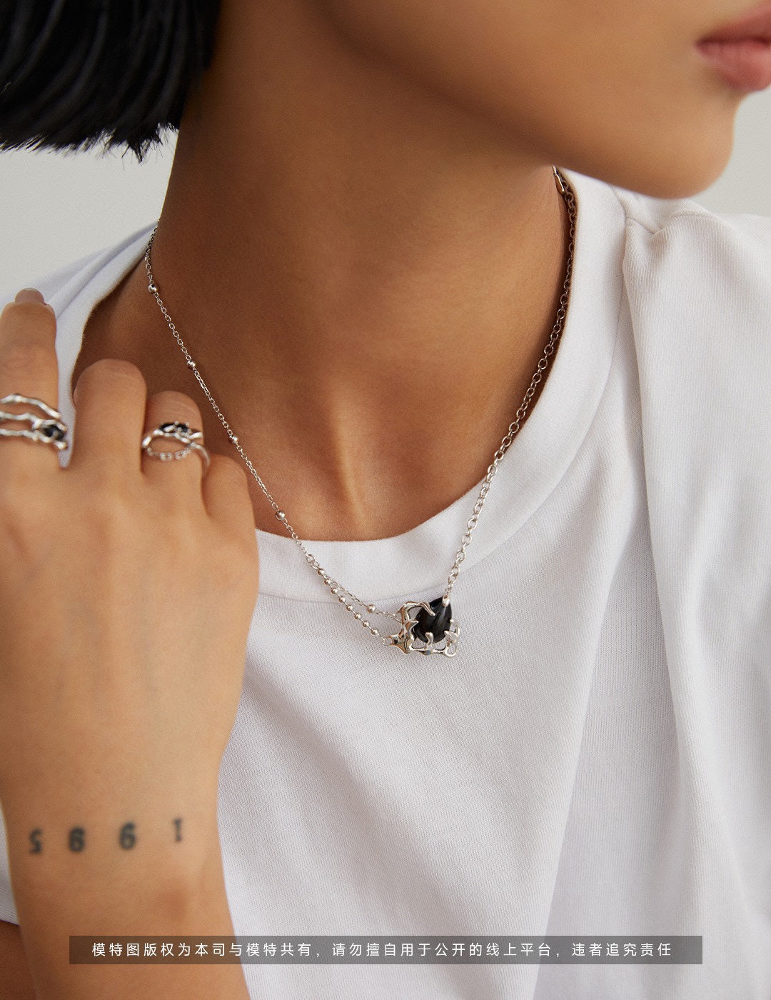 black onyx fluid necklace, black onyx fluid necklace, S925 silver gemstone necklace, natural flow necklace, modern onyx jewelry, artistic necklace design, minimalist gemstone necklace, everyday gemstone jewelry, S925 black onyx necklace, fluid design gemstone necklace, natural flow jewelry