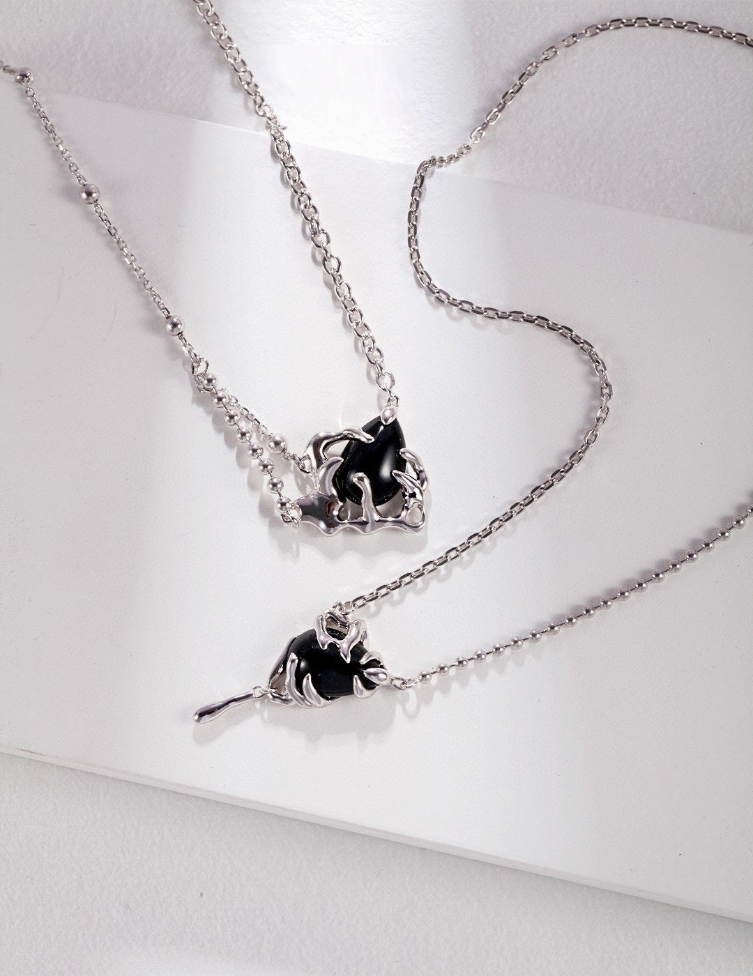 black onyx fluid necklace, black onyx fluid necklace, S925 silver gemstone necklace, natural flow necklace, modern onyx jewelry, artistic necklace design, minimalist gemstone necklace, everyday gemstone jewelry, S925 black onyx necklace, fluid design gemstone necklace, natural flow jewelry