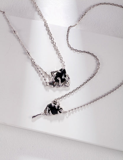 black onyx fluid necklace, black onyx fluid necklace, S925 silver gemstone necklace, natural flow necklace, modern onyx jewelry, artistic necklace design, minimalist gemstone necklace, everyday gemstone jewelry, S925 black onyx necklace, fluid design gemstone necklace, natural flow jewelry