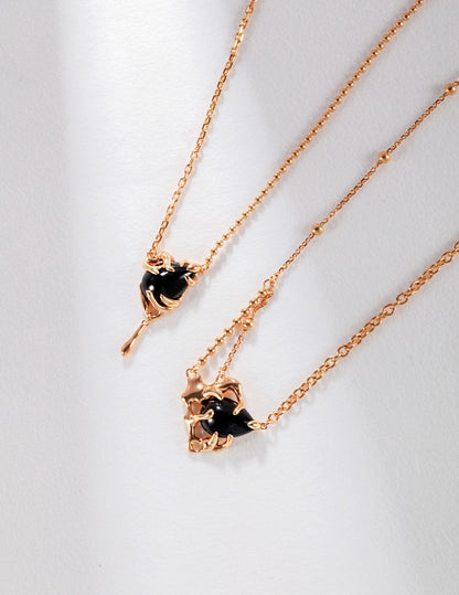black onyx fluid necklace, black onyx fluid necklace, S925 silver gemstone necklace, natural flow necklace, modern onyx jewelry, artistic necklace design, minimalist gemstone necklace, everyday gemstone jewelry, S925 black onyx necklace, fluid design gemstone necklace, natural flow jewelry