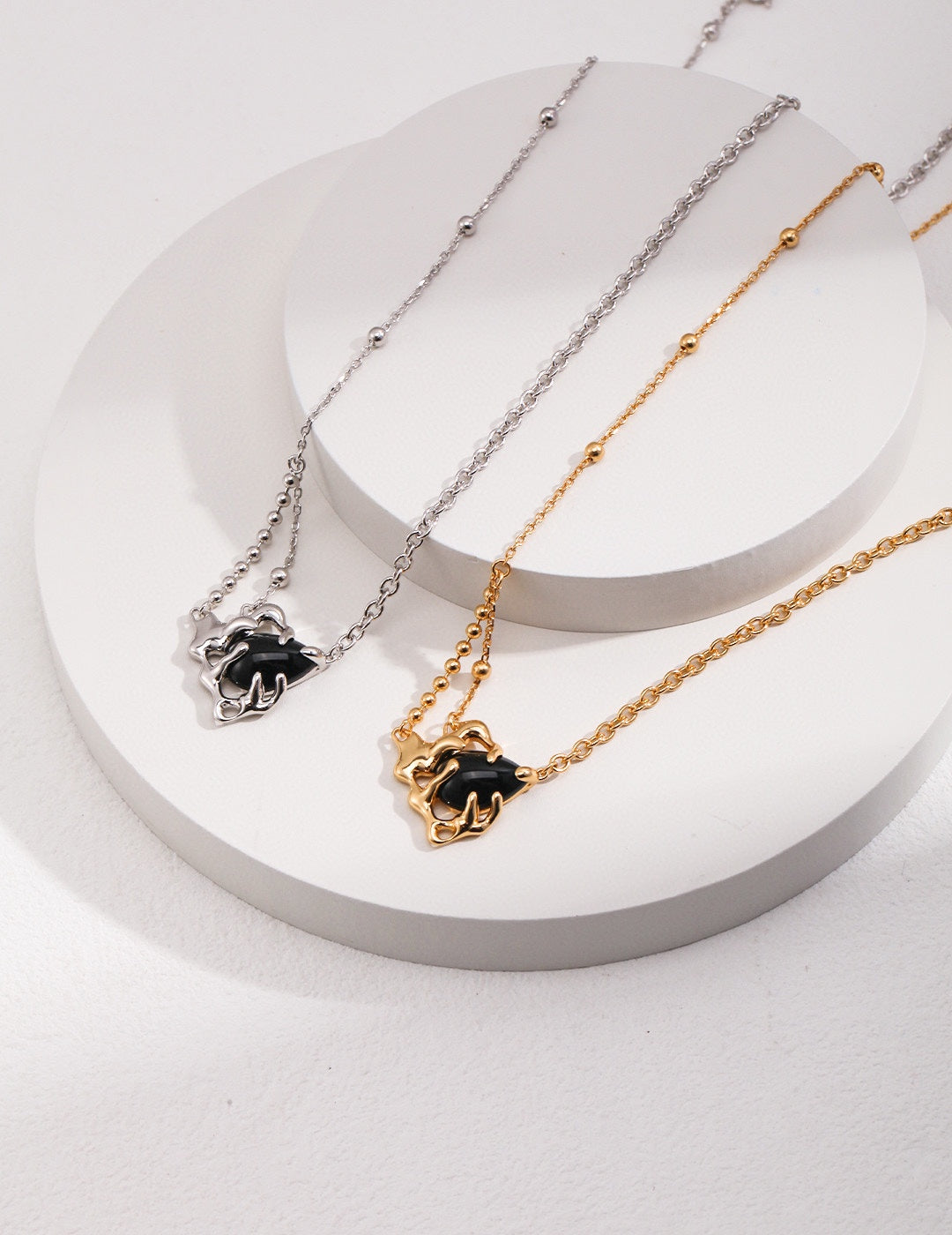 black onyx fluid necklace, black onyx fluid necklace, S925 silver gemstone necklace, natural flow necklace, modern onyx jewelry, artistic necklace design, minimalist gemstone necklace, everyday gemstone jewelry, S925 black onyx necklace, fluid design gemstone necklace, natural flow jewelry