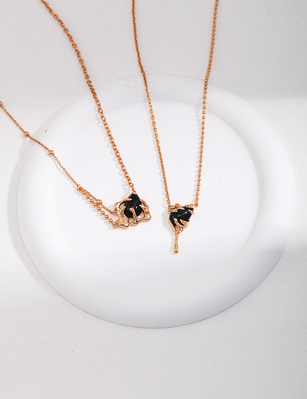 black onyx fluid necklace, black onyx fluid necklace, S925 silver gemstone necklace, natural flow necklace, modern onyx jewelry, artistic necklace design, minimalist gemstone necklace, everyday gemstone jewelry, S925 black onyx necklace, fluid design gemstone necklace, natural flow jewelry