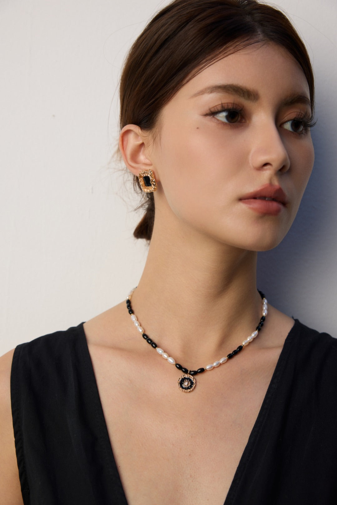 Black Onyx Enamel Pendant Necklace, S925 pearl enamel necklace, black onyx pendant, elegant gemstone necklace, black onyx pearl necklace, enamel pendant necklace, S925 silver gemstone necklace, elegant contemporary jewelry, natural pearl jewelry, black onyx jewelry