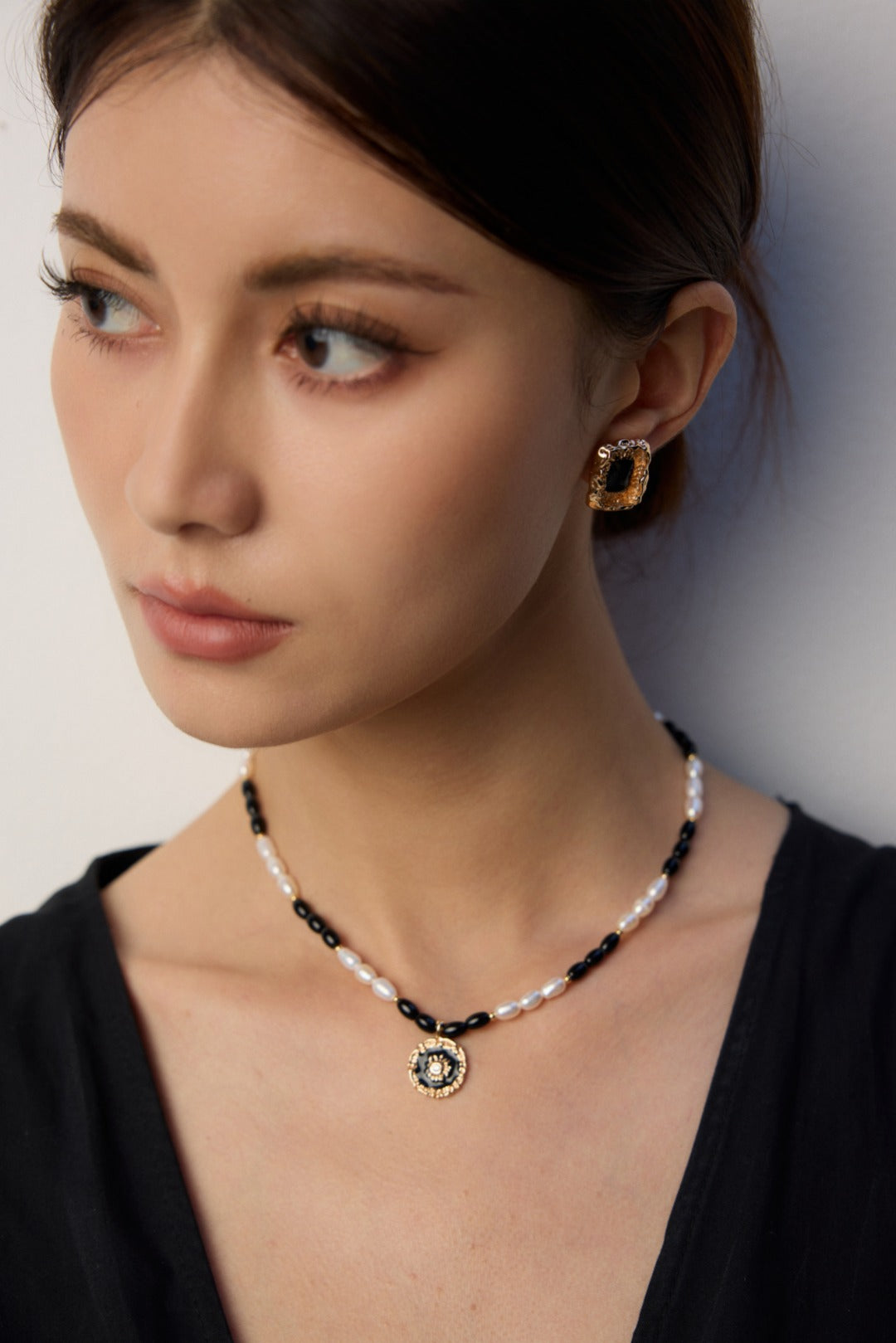 Black Onyx Enamel Pendant Necklace, S925 pearl enamel necklace, black onyx pendant, elegant gemstone necklace, black onyx pearl necklace, enamel pendant necklace, S925 silver gemstone necklace, elegant contemporary jewelry, natural pearl jewelry, black onyx jewelry
