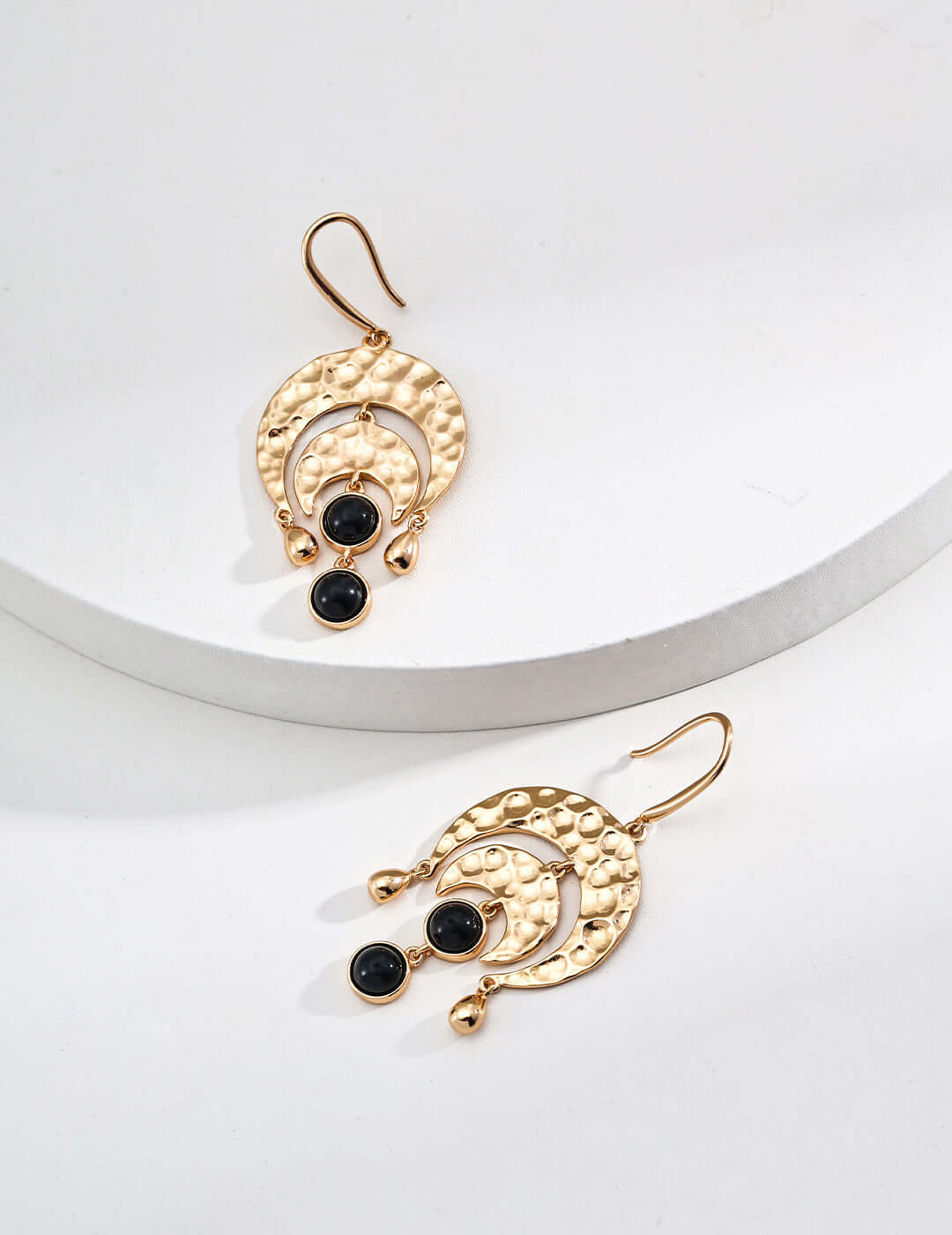 black agate earrings, crescent moon earrings, hammered silver earrings, S925 gemstone earrings, modern black stone jewelry, artistic silver earrings