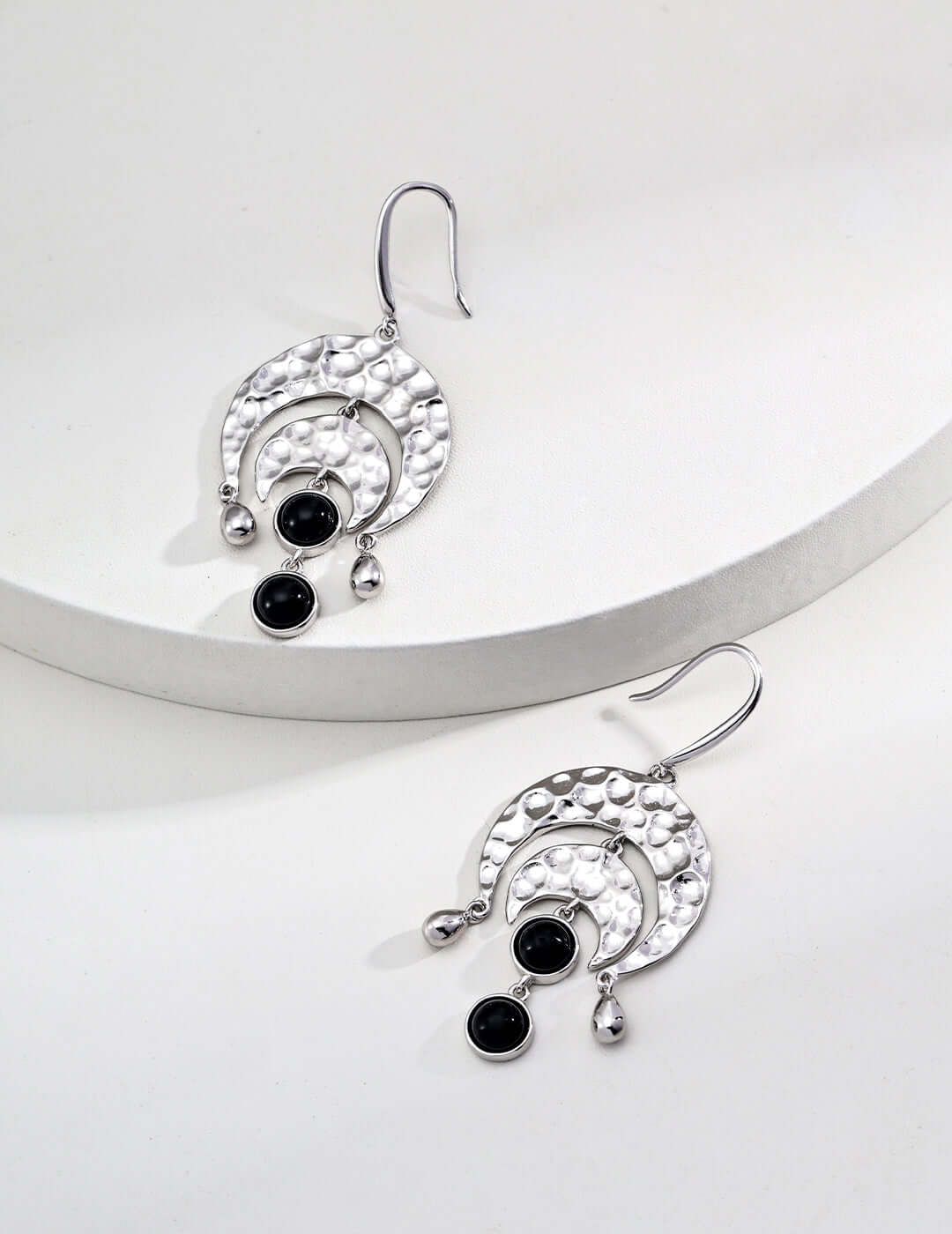 black agate earrings, crescent moon earrings, hammered silver earrings, S925 gemstone earrings, modern black stone jewelry, artistic silver earrings