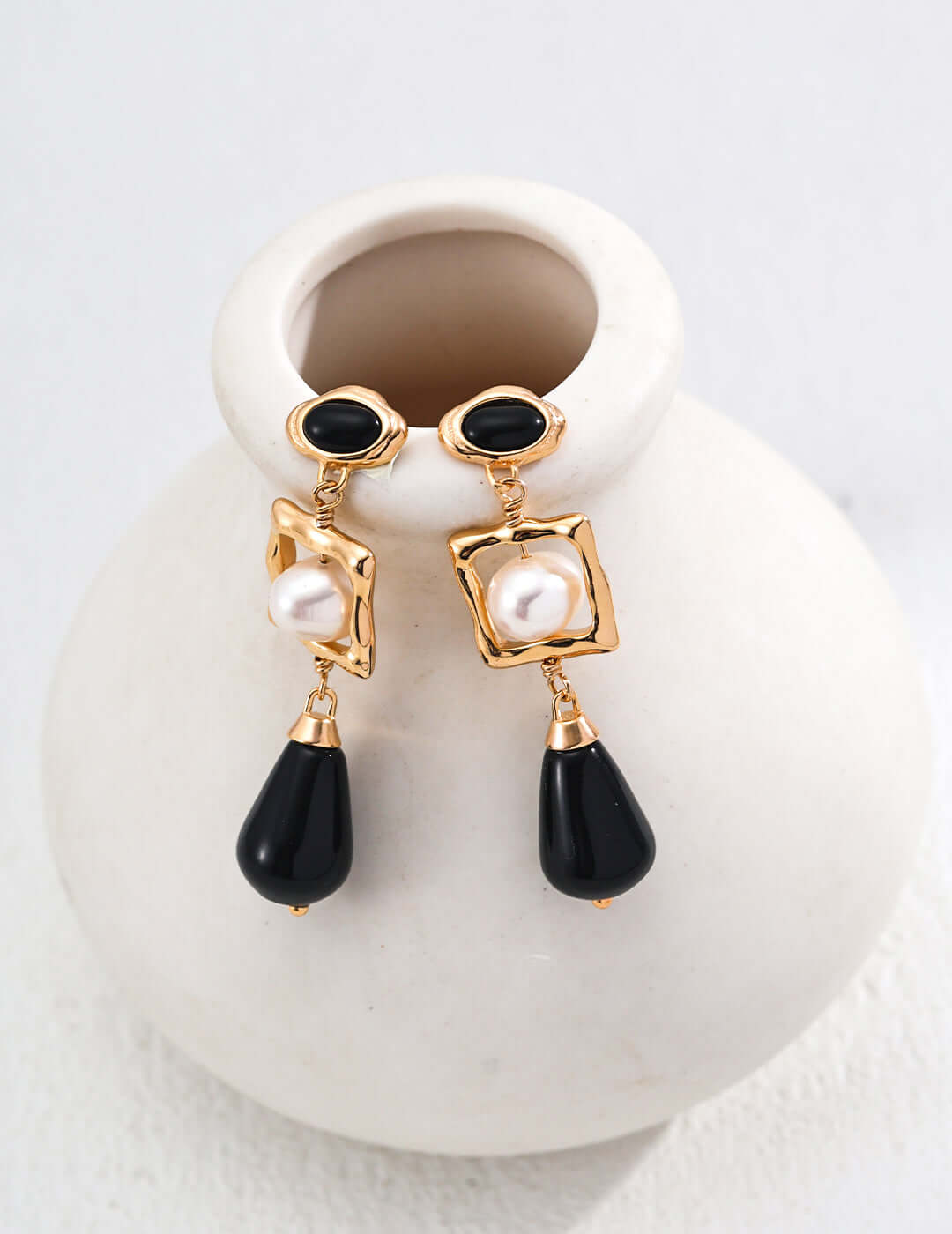natural pearl black onyx earrings, S925 silver pearl earrings, vintage onyx pearl jewelry, gemstone pearl earrings, black onyx pearl earrings, natural pearl gemstone earrings, vintage style earrings, pearl and onyx jewelry, elegant contrast earrings, S925 silver vintage earrings
