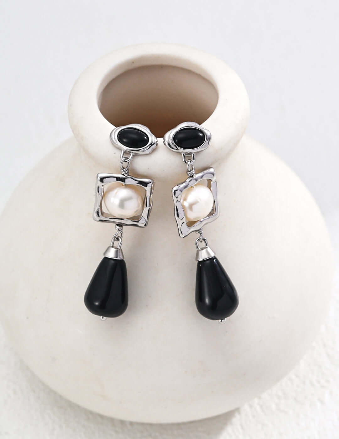 natural pearl black onyx earrings, S925 silver pearl earrings, vintage onyx pearl jewelry, gemstone pearl earrings, black onyx pearl earrings, natural pearl gemstone earrings, vintage style earrings, pearl and onyx jewelry, elegant contrast earrings, S925 silver vintage earrings