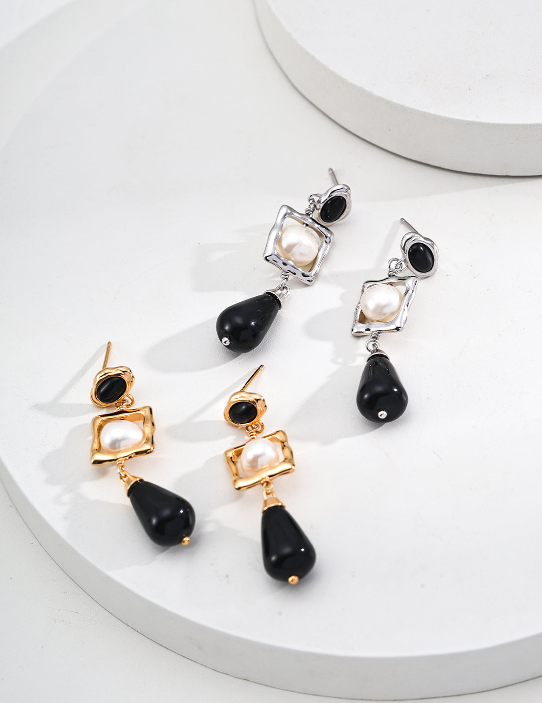 natural pearl black onyx earrings, S925 silver pearl earrings, vintage onyx pearl jewelry, gemstone pearl earrings, black onyx pearl earrings, natural pearl gemstone earrings, vintage style earrings, pearl and onyx jewelry, elegant contrast earrings, S925 silver vintage earrings